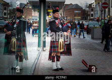 Piper écossais de la rue sur la rue Abington Northampton. Banque D'Images