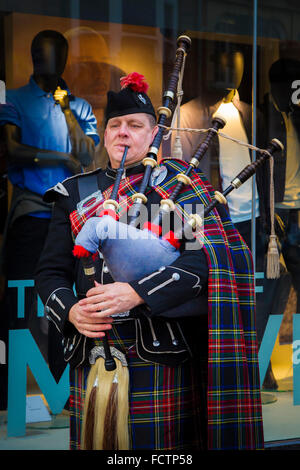 Piper écossais de la rue sur la rue Abington Northampton. Banque D'Images