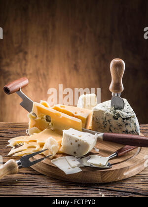 Variété de fromages sur une planche de bois. Banque D'Images