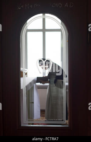 Femme nun de Bretagne avec un livre dans une humble attitude dans une chapelle dans le village de Ścinawka Górna dans Pola Banque D'Images