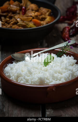 Le riz basmati sur pot de beurre et le poulet au cari Banque D'Images