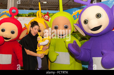 Olympia, Londres, Royaume-Uni. 25 janvier, 2016. Les Teletubbies apparaissent sur le stand des options de caractères pour promouvoir le lancement des nouveaux jouets Teletubbies. Le 63e congrès annuel de la Toy Fair a lieu à Kensington Olympia de Londres avec plus de 270 sociétés présentant des milliers de nouveaux lancements de produits de jouets, jeux et passe-temps à l'échange. Credit : Malcolm Park editorial/Alamy Live News Banque D'Images