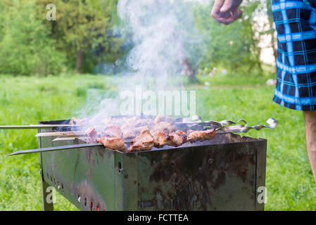 Shish kebab griller sur le grill Banque D'Images