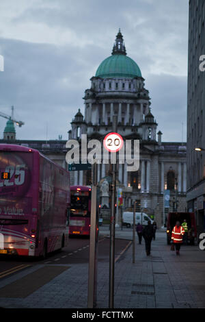 Belfast, Royaume-Uni. 25 janvier 2016. Dans le cadre de la stratégie de sécurité routière 2020 de NI, le Ministère pour le développement régional l'Irlande du Nord a introduire une limite de vitesse de 20 mi/h dans le centre-ville de Belfast ; prenant effet à partir du dimanche 31 janvier 2016. Cette stratégie a vu le jour en juillet 2014. Au moment de la DRD a dit : "Nous avons déclaré notre engagement dans la stratégie de sécurité routière 2020 ni à l'essai 20mph signé que pour aider à améliorer la sécurité sur nos routes. Une nouvelle limite de vitesse 20mph entrera enfin en vigueur dans l'ensemble ce week-end à Belfast - plus de trois mois après qu'il était censé le faire. Credit : Bonzo/Alamy Liv Banque D'Images