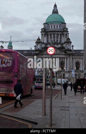 Belfast, Royaume-Uni. 25 janvier 2016. Dans le cadre de la stratégie de sécurité routière 2020 de NI, le Ministère pour le développement régional l'Irlande du Nord a introduire une limite de vitesse de 20 mi/h dans le centre-ville de Belfast ; prenant effet à partir du dimanche 31 janvier 2016. Cette stratégie a vu le jour en juillet 2014. Au moment de la DRD a dit : "Nous avons déclaré notre engagement dans la stratégie de sécurité routière 2020 ni à l'essai 20mph signé que pour aider à améliorer la sécurité sur nos routes. Une nouvelle limite de vitesse 20mph entrera enfin en vigueur dans l'ensemble ce week-end à Belfast - plus de trois mois après qu'il était censé le faire. Credit : Bonzo/Alamy Liv Banque D'Images