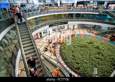 ANTALYA, TURQUIE - 16 juin 2014 : Terminal de départ à l'aéroport international d'Antalya en Turquie. Il faut près de 19 millions de passagers par an Banque D'Images