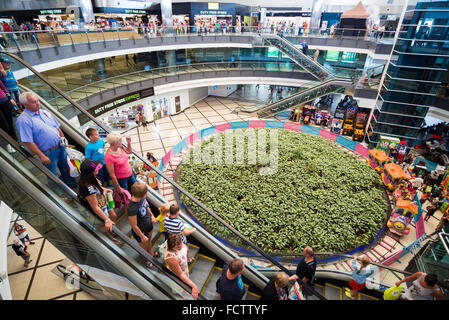 ANTALYA, TURQUIE - 16 juin 2014 : Terminal de départ à l'aéroport international d'Antalya en Turquie. Il faut près de 19 millions de passagers par an Banque D'Images