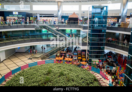 ANTALYA, TURQUIE - 16 juin 2014 : Terminal de départ à l'aéroport international d'Antalya en Turquie. Il faut près de 19 millions de passagers par an Banque D'Images