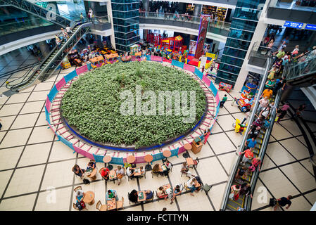 ANTALYA, TURQUIE - 16 juin 2014 : Terminal de départ à l'aéroport international d'Antalya en Turquie. Il faut près de 19 millions de passagers par an Banque D'Images