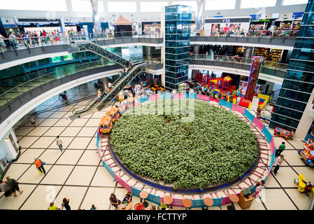 ANTALYA, TURQUIE - 16 juin 2014 : Terminal de départ à l'aéroport international d'Antalya en Turquie. Il faut près de 19 millions de passagers par an Banque D'Images