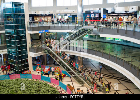 ANTALYA, TURQUIE - 16 juin 2014 : Terminal de départ à l'aéroport international d'Antalya en Turquie. Il faut près de 19 millions de passagers par an Banque D'Images