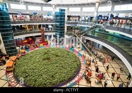 ANTALYA, TURQUIE - 16 juin 2014 : Terminal de départ à l'aéroport international d'Antalya en Turquie. Il faut près de 19 millions de passagers par an Banque D'Images