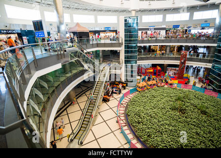 ANTALYA, TURQUIE - 16 juin 2014 : Terminal de départ à l'aéroport international d'Antalya en Turquie. Il faut près de 19 millions de passagers par an Banque D'Images