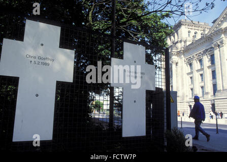 Allemagne, Berlin, des crucifix pour les victimes du Mur de Berlin, près de l'édifice du Parlement du Reichstag. DEU, Deutschland, B Banque D'Images