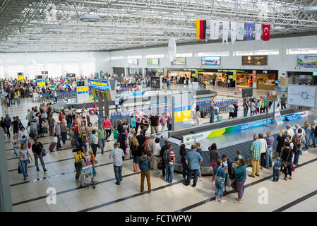 ANTALYA, TURQUIE - 16 juin 2014 : la zone de réclamation des bagages à l'aéroport international d'Antalya en Turquie. Il faut près de 19 millions de passagers par an Banque D'Images