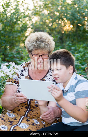 Grand-mère avec son petit-fils regardant tablet PC Banque D'Images