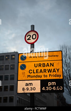 Belfast, Royaume-Uni. 25 janvier 2016. Dans le cadre de la stratégie de sécurité routière 2020 de NI, le Ministère pour le développement régional l'Irlande du Nord a introduire une limite de vitesse de 20 mi/h dans le centre-ville de Belfast ; prenant effet à partir du dimanche 31 janvier 2016. Cette stratégie a vu le jour en juillet 2014. Au moment de la DRD a dit : "Nous avons déclaré notre engagement dans la stratégie de sécurité routière 2020 ni à l'essai 20mph signé que pour aider à améliorer la sécurité sur nos routes. Une nouvelle limite de vitesse 20mph entrera enfin en vigueur dans l'ensemble ce week-end à Belfast - plus de trois mois après qu'il était censé le faire. Credit : Bonzo/Alamy Liv Banque D'Images