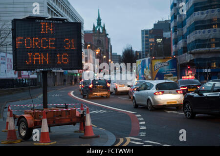 Belfast, Royaume-Uni. 25 janvier 2016. Dans le cadre de la stratégie de sécurité routière 2020 de NI, le Ministère pour le développement régional l'Irlande du Nord a introduire une limite de vitesse de 20 mi/h dans le centre-ville de Belfast ; prenant effet à partir du dimanche 31 janvier 2016. Cette stratégie a vu le jour en juillet 2014. Au moment de la DRD a dit : "Nous avons déclaré notre engagement dans la stratégie de sécurité routière 2020 ni à l'essai 20mph signé que pour aider à améliorer la sécurité sur nos routes. Une nouvelle limite de vitesse 20mph entrera enfin en vigueur dans l'ensemble ce week-end à Belfast - plus de trois mois après qu'il était censé le faire. Credit : Bonzo/Alamy Liv Banque D'Images