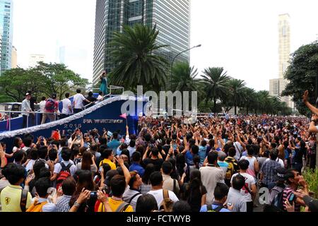 Manille, Philippines. 25 Jan, 2016. Miss Univers 2015 Pia Wurtzbach courbes à ses partisans lors de l'accueil retour à la parade à Ayala Avenue dans la ville de Makati. Credit : Gregorio B. Dantes Jr./Pacific Press/Alamy Live News Banque D'Images