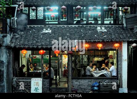 (160125) -- BEIJING, 25 janvier 2016 (Xinhua) -- Les gens ont des repas dans un restaurant avec des lanternes éclairant à Xitang ancient township, à l'est de la Chine dans la province du Zhejiang, le 21 avril 2011. Lanternes en Chine ont une longue histoire et ils sont devenus synonymes de la culture chinoise. Même aujourd'hui, ils sont toujours réalisés et appréciés par les Chinois dans le monde entier. Ils ont été utilisés comme un moyen d'expression artistique, en termes de fonctionnalité, de design et de décoration. Rues chinois dans les deux villes et communes sont décorées avec des lanternes rouges, en particulier lors des fêtes du Nouvel An lunaire chinois, Mid-Autumn Festival et Lant Banque D'Images