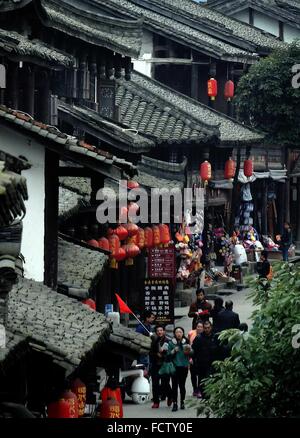 (160125) -- BEIJING, 25 janvier 2016 (Xinhua) -- les gens visiter Zhaohua, ville ancienne décorée par des lampions rouges dans Guangyuan City, dans le sud-ouest de la province chinoise du Sichuan, le 16 novembre 2014. Lanternes en Chine ont une longue histoire et ils sont devenus synonymes de la culture chinoise. Même aujourd'hui, ils sont toujours réalisés et appréciés par les Chinois dans le monde entier. Ils ont été utilisés comme un moyen d'expression artistique, en termes de fonctionnalité, de design et de décoration. Rues chinois dans les deux villes et communes sont décorées avec des lanternes rouges, en particulier lors des fêtes du Nouvel An lunaire chinois, Mid-Autumn Festival et de la Lanterne Fes Banque D'Images