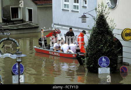 DEU, Allemagne, Bavière, Passau, les inondations du Danube, 13.08.2002, bateau de la DLRG évacue les résidents. DEU, Deutschland, B Banque D'Images