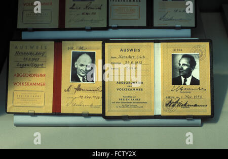 Les cartes d'adhésion des membres du parlement est-allemand Adolf Hennecke et Erich Honecker, Museum Haus der Geschichte Bonn Banque D'Images