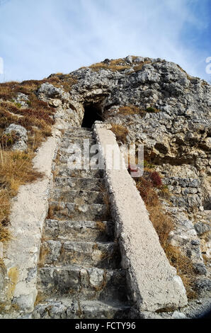 La PREMIÈRE GUERRE MONDIALE. Plateau d'Asiago. Mont Forno. Nid de mitrailleuse austro-hongrois. L'escalier à la mitrailleuse dans la grotte. Banque D'Images