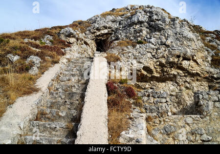 La PREMIÈRE GUERRE MONDIALE. Plateau d'Asiago. Mont Forno. Nid de mitrailleuse austro-hongrois. L'escalier à la mitrailleuse dans la grotte. Banque D'Images