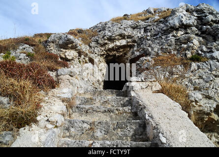 La PREMIÈRE GUERRE MONDIALE. Plateau d'Asiago. Mont Forno. Nid de mitrailleuse austro-hongrois. L'escalier à la mitrailleuse dans la grotte. Banque D'Images