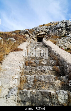 La PREMIÈRE GUERRE MONDIALE. Plateau d'Asiago. Mont Forno. Nid de mitrailleuse austro-hongrois. L'escalier à la mitrailleuse dans la grotte. Banque D'Images