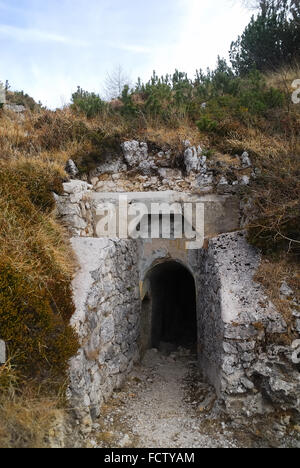 La PREMIÈRE GUERRE MONDIALE. Plateau d'Asiago. Mont Forno. Nid de mitrailleuse austro-hongrois dans la grotte. Tunnel d'accès Banque D'Images