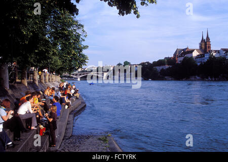 CHE, suisse, Bâle, les jeunes sur les rives du Rhin dans le quartier de Petit-Bâle, vue de la partie ancienne de la d Banque D'Images