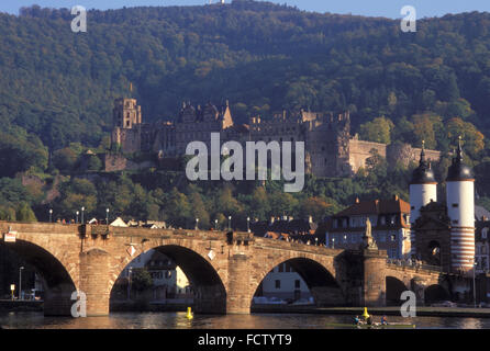 DEU, Allemagne, Heidelberg, vue sur la rivière Neckar de la partie ancienne de la ville avec le vieux pont et le château. DEU, Deuts Banque D'Images