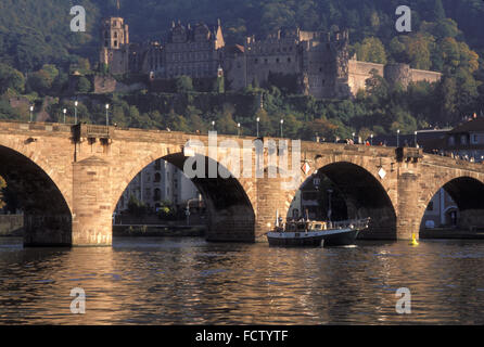 DEU, Allemagne, Heidelberg, vue sur la rivière Neckar de la partie ancienne de la ville avec le vieux pont et le château. DEU, Deuts Banque D'Images