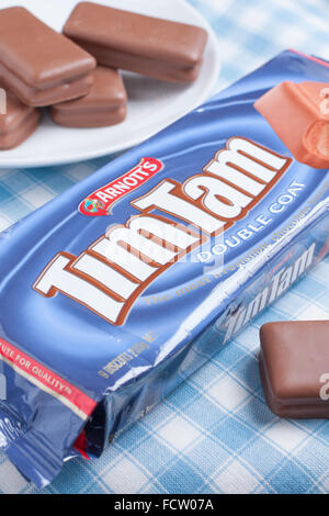 Tim Tams une marque populaire de crème au chocolat biscuit couvert rempli par Arnott's Biscuits Limited en Australie depuis 1964 Banque D'Images