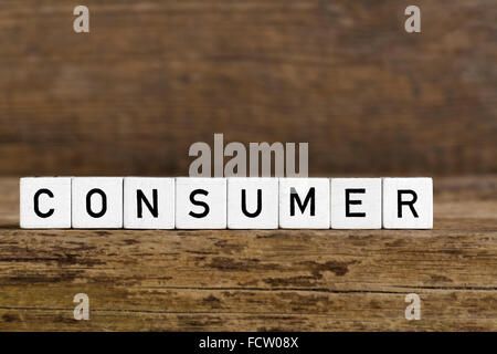 Le terme consommateur written en cubes sur fond de bois Banque D'Images