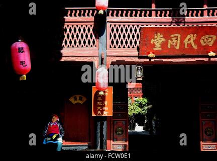 (160125) -- BEIJING, 25 janvier 2016 (Xinhua) -- une femme prend un jeu dans une cour de l'ancienne ville Xizhou dans la ville de Dali, le sud-ouest de la province chinoise du Yunnan, le 30 janvier 2015. Lanternes en Chine ont une longue histoire et ils sont devenus synonymes de la culture chinoise. Même aujourd'hui, ils sont toujours réalisés et appréciés par les Chinois dans le monde entier. Ils ont été utilisés comme un moyen d'expression artistique, en termes de fonctionnalité, de design et de décoration. Rues chinois dans les deux villes et communes sont décorées avec des lanternes rouges, en particulier lors des fêtes du Nouvel An lunaire chinois, Mid-Autumn Festival et Fête des lanternes. Banque D'Images