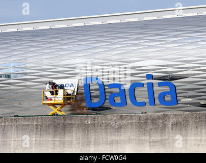 Udine, Italie. 25 janvier, 2016. L'homme au travail sur le côté sud du nouveau stade de l'équipe de football italienne Udinese Calcio pour changer le nom, le 25 janvier 2016 à l'Arène Dacia à Udine. Credit : Andrea Spinelli/Alamy Live News Banque D'Images