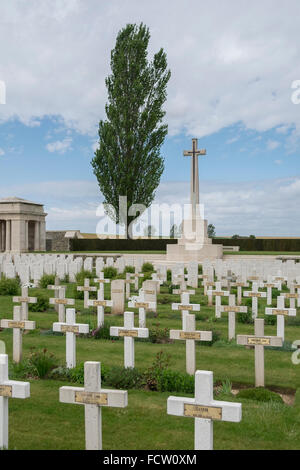 Marquage traverse les tombes de soldats français au cimetière de l'AIF, Flers, Somme, France montrant la Croix du Sacrifice. Banque D'Images