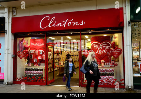 Vue d'un couple de clients de quitter le magasin Cartes Clintons à Windsor, Berkshire Banque D'Images