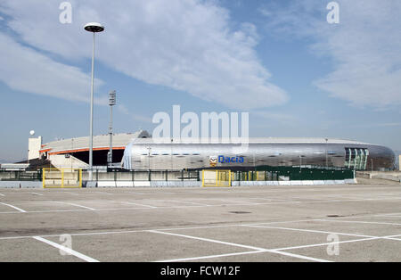 Udine, Italie. 25 janvier, 2016. Vue générale et les hommes au travail sur le côté sud du nouveau stade de l'équipe de football italienne Udinese Calcio pour changer le nom, le 25 janvier 2016 à l'Arène Dacia à Udine. Credit : Andrea Spinelli/Alamy Live News Banque D'Images