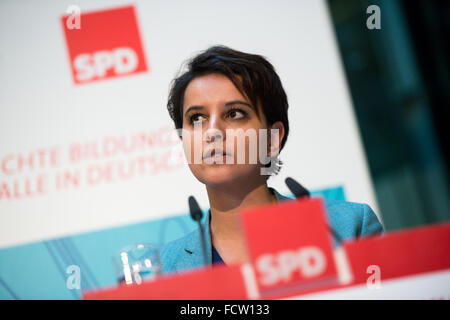 Berlin, Allemagne. 25 Jan, 2016. Le ministre de l'Education, de l'enseignement supérieur et de la recherche Najat Vallaud-Belkacem prend la parole lors du congrès mondial d'éducation SPD à Berlin, Allemagne, 25 janvier 2016. Photo : Bernd von Jutrczenka/dpa/Alamy Live News Banque D'Images