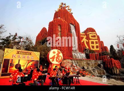 (160125) -- BEIJING, 25 janvier 2016 (Xinhua) -- une colline est décorée avec des lanternes dans Kaifeng, province du Henan en Chine centrale, le 8 février 2011. Lanternes en Chine ont une longue histoire et ils sont devenus synonymes de la culture chinoise. Même aujourd'hui, ils sont toujours réalisés et appréciés par les Chinois dans le monde entier. Ils ont été utilisés comme un moyen d'expression artistique, en termes de fonctionnalité, de design et de décoration. Rues chinois dans les deux villes et communes sont décorées avec des lanternes rouges, en particulier lors des fêtes du Nouvel An lunaire chinois, Mid-Autumn Festival et Fête des lanternes. (Xinhua/Wang Song) (zkr) Banque D'Images