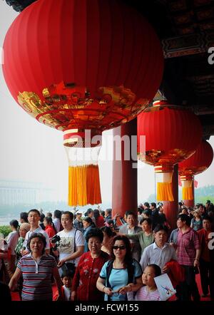 (160125) -- BEIJING, 25 janvier 2016 (Xinhua) -- Les touristes se tenir sous des lampions rouges lors d'une visite à la Tour de la Porte Tian'anmen à Beijing, capitale de Chine, le 1 mai 2008. Lanternes en Chine ont une longue histoire et ils sont devenus synonymes de la culture chinoise. Même aujourd'hui, ils sont toujours réalisés et appréciés par les Chinois dans le monde entier. Ils ont été utilisés comme un moyen d'expression artistique, en termes de fonctionnalité, de design et de décoration. Rues chinois dans les deux villes et communes sont décorées avec des lanternes rouges, en particulier lors des fêtes du Nouvel An lunaire chinois, Mid-Autumn Festival et Fête des lanternes. (Xinhua/W Banque D'Images