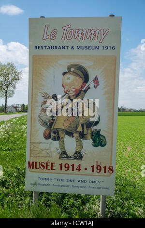 Un signe, représentant un soldat britannique 'Tommy' 'publicité' Tommy Le Restaurant & Museum, Pozieres, Somme, France. Banque D'Images