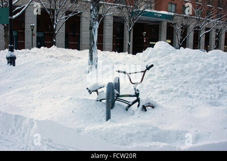 Une bicyclette d'enfant dans la région de Battery Park City, Manhattan, New York City, c'est tout mais enterré par le blizzard de janvier 23-24, 2016. Banque D'Images