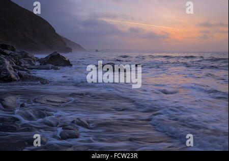 La première lumière d'une nouvelle journée à la plage dans l'Est de Cornwall Downderry Banque D'Images