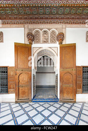 Entrée de l'une des chambres dans le Palais de la Bahia à Marrakech, Maroc. Banque D'Images