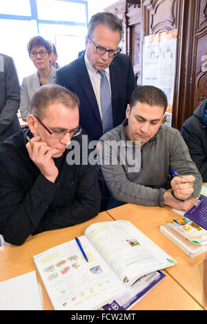 Puettlingen, Allemagne. 25 Jan, 2016. Le Premier Ministre de la sarre Annegret Kramp-Karrenbauer (CDU, 4-L) et Frank-Juergen Weise (3-R), chef de l'Office fédéral de la migration et les réfugiés, visiter un cours au centre d'éducation des adultes pour les réfugiés avec des perspectives de rester en Allemagne en Puettlingen, Allemagne, 25 janvier 2016. De nombreux participants du cours proviennent de la Syrie. Photo :/dpa/Alamy Live News Banque D'Images